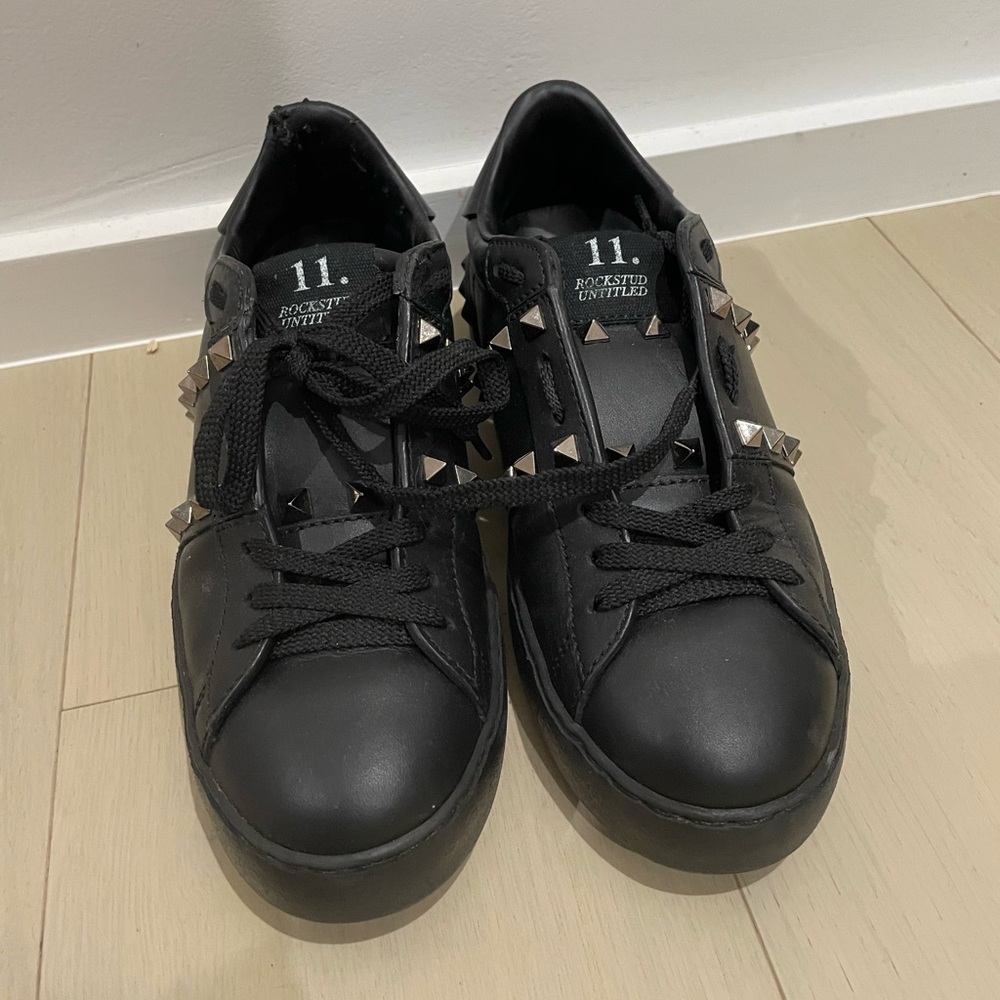 NWOT Valentino Black Size 5 Sneakers. 🖤